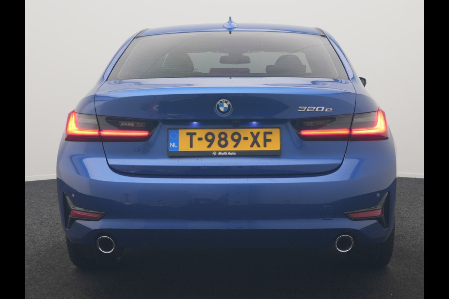 BMW 3-serie 320e Advantage PHEV 204pk Dealer O.H | SOH 87,2% | Head Up | Adaptive Cruise | Camera | Adaptief Onderstel | Laser LED | Lederen Sportstoelen Memory & Verwarmd | Apple Carplay | Blis | Virtual | Navigatie | DAB | 19"L.M |