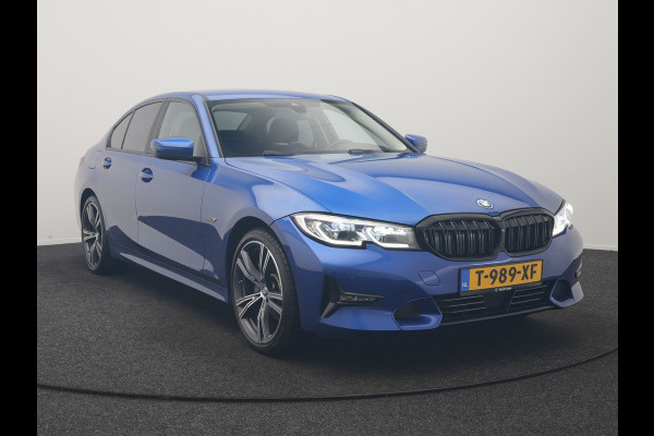 BMW 3-serie 320e Advantage PHEV 204pk Dealer O.H | SOH 87,2% | Head Up | Adaptive Cruise | Camera | Adaptief Onderstel | Laser LED | Lederen Sportstoelen Memory & Verwarmd | Apple Carplay | Blis | Virtual | Navigatie | DAB | 19"L.M |