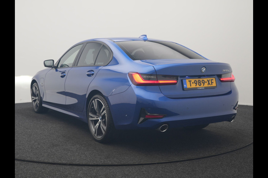 BMW 3-serie 320e Advantage PHEV 204pk Dealer O.H | SOH 87,2% | Head Up | Adaptive Cruise | Camera | Adaptief Onderstel | Laser LED | Lederen Sportstoelen Memory & Verwarmd | Apple Carplay | Blis | Virtual | Navigatie | DAB | 19"L.M |
