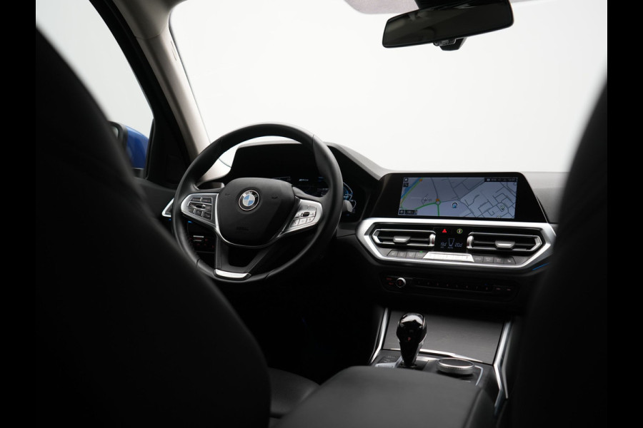 BMW 3-serie 320e Advantage PHEV 204pk Dealer O.H | SOH 87,2% | Head Up | Adaptive Cruise | Camera | Adaptief Onderstel | Laser LED | Lederen Sportstoelen Memory & Verwarmd | Apple Carplay | Blis | Virtual | Navigatie | DAB | 19"L.M |