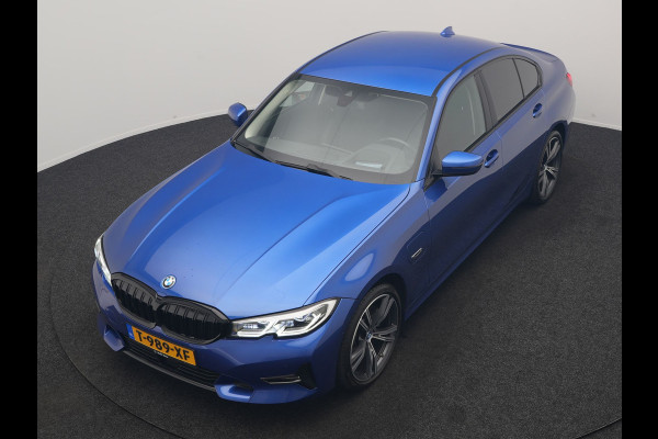 BMW 3-serie 320e Advantage PHEV 204pk Dealer O.H | SOH 87,2% | Head Up | Adaptive Cruise | Camera | Adaptief Onderstel | Laser LED | Lederen Sportstoelen Memory & Verwarmd | Apple Carplay | Blis | Virtual | Navigatie | DAB | 19"L.M |