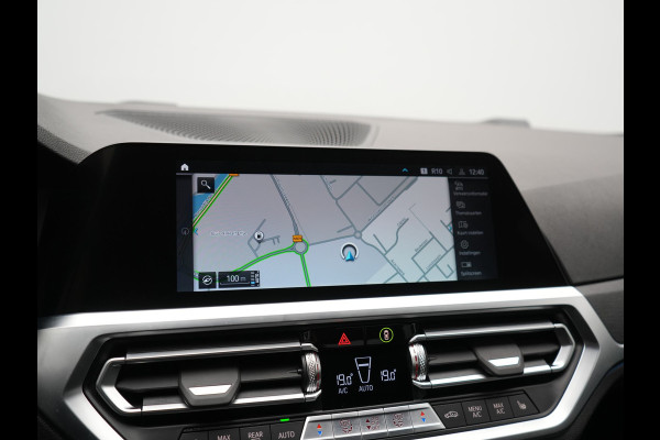 BMW 3-serie 320e Advantage PHEV 204pk Dealer O.H | SOH 87,2% | Head Up | Adaptive Cruise | Camera | Adaptief Onderstel | Laser LED | Lederen Sportstoelen Memory & Verwarmd | Apple Carplay | Blis | Virtual | Navigatie | DAB | 19"L.M |