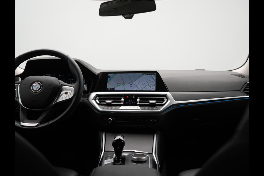 BMW 3-serie 320e Advantage PHEV 204pk Dealer O.H | SOH 87,2% | Head Up | Adaptive Cruise | Camera | Adaptief Onderstel | Laser LED | Lederen Sportstoelen Memory & Verwarmd | Apple Carplay | Blis | Virtual | Navigatie | DAB | 19"L.M |