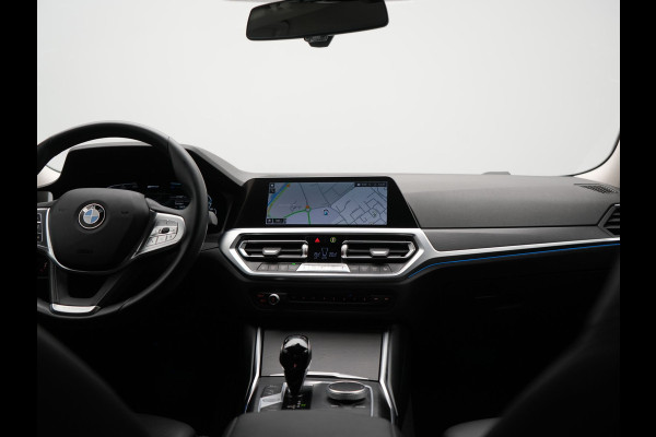 BMW 3-serie 320e Advantage PHEV 204pk Dealer O.H | SOH 87,2% | Head Up | Adaptive Cruise | Camera | Adaptief Onderstel | Laser LED | Lederen Sportstoelen Memory & Verwarmd | Apple Carplay | Blis | Virtual | Navigatie | DAB | 19"L.M |