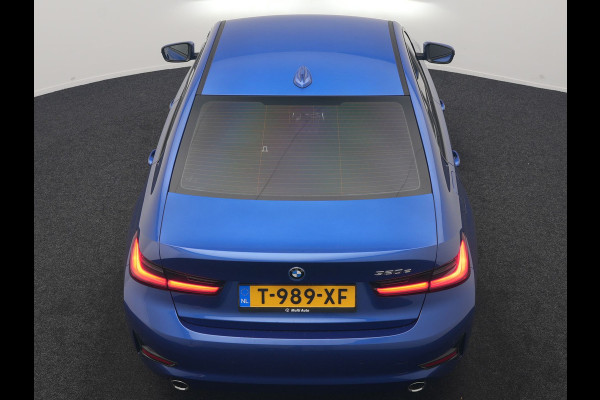 BMW 3-serie 320e Advantage PHEV 204pk Dealer O.H | SOH 87,2% | Head Up | Adaptive Cruise | Camera | Adaptief Onderstel | Laser LED | Lederen Sportstoelen Memory & Verwarmd | Apple Carplay | Blis | Virtual | Navigatie | DAB | 19"L.M |