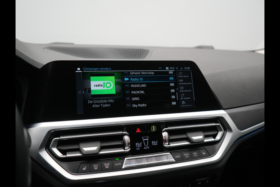 BMW 3-serie 320e Advantage PHEV 204pk Dealer O.H | SOH 87,2% | Head Up | Adaptive Cruise | Camera | Adaptief Onderstel | Laser LED | Lederen Sportstoelen Memory & Verwarmd | Apple Carplay | Blis | Virtual | Navigatie | DAB | 19"L.M |