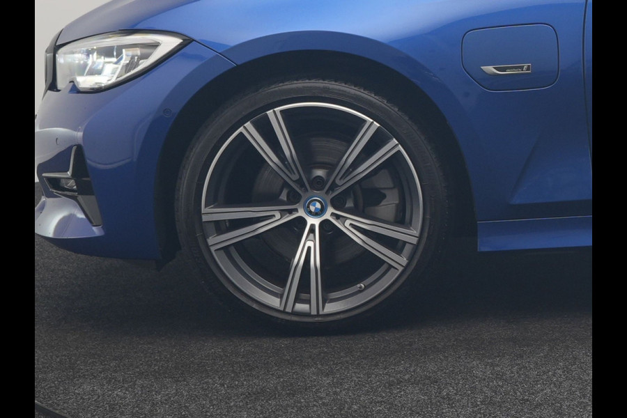 BMW 3-serie 320e Advantage PHEV 204pk Dealer O.H | SOH 87,2% | Head Up | Adaptive Cruise | Camera | Adaptief Onderstel | Laser LED | Lederen Sportstoelen Memory & Verwarmd | Apple Carplay | Blis | Virtual | Navigatie | DAB | 19"L.M |