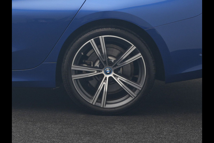 BMW 3-serie 320e Advantage PHEV 204pk Dealer O.H | SOH 87,2% | Head Up | Adaptive Cruise | Camera | Adaptief Onderstel | Laser LED | Lederen Sportstoelen Memory & Verwarmd | Apple Carplay | Blis | Virtual | Navigatie | DAB | 19"L.M |