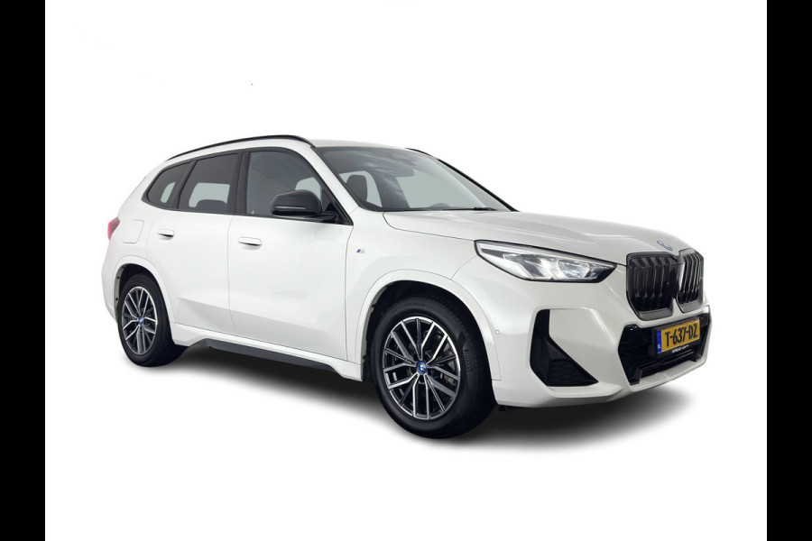 BMW iX1 xDrive30 M-Styling Launch Edition 67 kWh (3-Fase-11kW) {SoH-99%) (INCL.BTW) *LEATHER-MICROFIBRE | FULL-LED | HARMAN/KARDON | WIDESCREEN-DIGI-COCKPIT | CAMERA | PRIVACY-GLASS | SHIFT-PADDLES | SPORT-SEATS | NAVI-FULLMAP | DAB+ | 18''ALU | TOWBAR*
