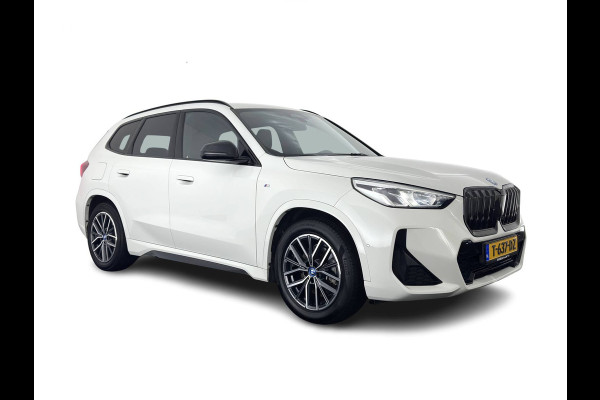 BMW iX1 xDrive30 M-Styling Launch Edition 67 kWh (3-Fase-11kW) {SoH-99%) (INCL.BTW) *LEATHER-MICROFIBRE | FULL-LED | HARMAN/KARDON | WIDESCREEN-DIGI-COCKPIT | CAMERA | PRIVACY-GLASS | SHIFT-PADDLES | SPORT-SEATS | NAVI-FULLMAP | DAB+ | 18''ALU | TOWBAR*