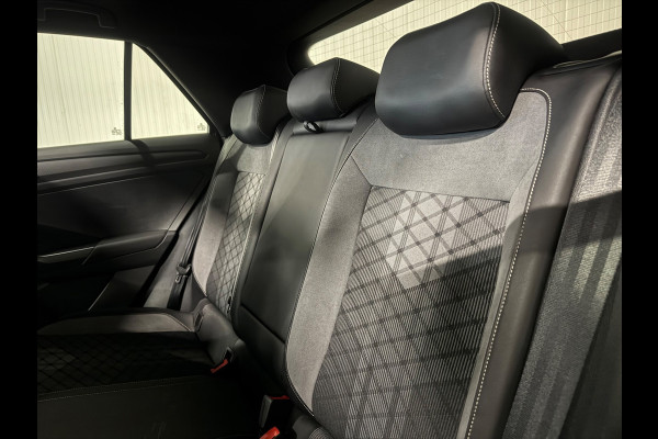 Volkswagen T-Roc 1.5 TSI R-Line | PANO | IQ LIGHTS | BEATS AUDIO | TREKHAAK