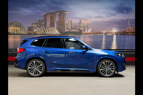 BMW iX1 xDrive30 Launch Edition 67 kWh |HUD|Panorama|Harman/Kardon|BTW incl