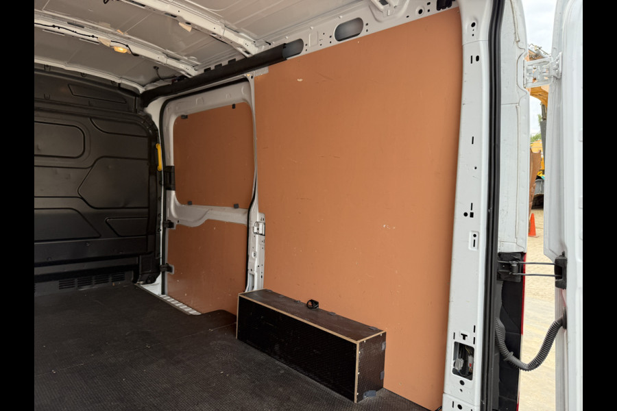Ford E-Transit 68kWh 184PK L2H2 317km WLTP BEV Snelladen 360° Camera Stoelverwarming Cruise control Climate control Carplay Navigatie Parkeerse