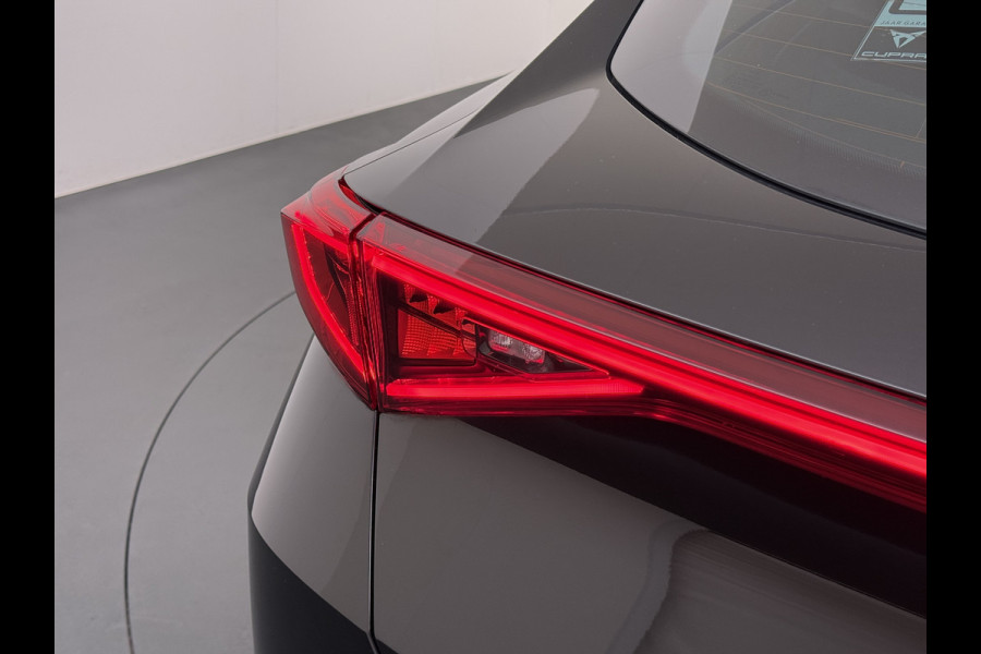 CUPRA Formentor 1.4T 245PK e-Hybrid VZ Performance SOH 100% Trekhaak Panoramadak Adap.Cruise Stoel+Stuurverwarming Elek.Achterklep 3-Zone Ecc Na Apple Carplay/Android Auto DAB Isofix Licht-/regensensor Draadloze lader Dodehoekdetectie File assistent 1e Eigenaar Origineel Nederlandse Auto