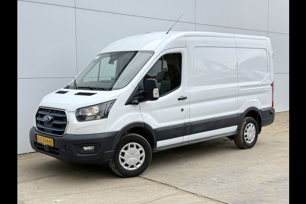 Ford E-Transit 68kWh 184PK L2H2 317km WLTP BEV Snelladen 360° Camera Stoelverwarming Cruise control Climate control Carplay Navigatie Parkeerse