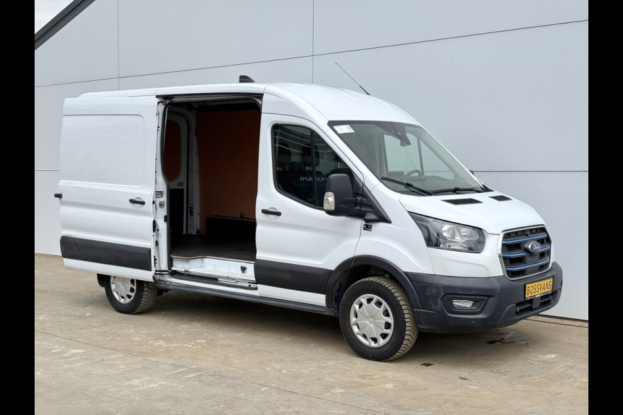 Ford E-Transit 68kWh 184PK L2H2 317km WLTP BEV Snelladen 360° Camera Stoelverwarming Cruise control Climate control Carplay Navigatie Parkeerse