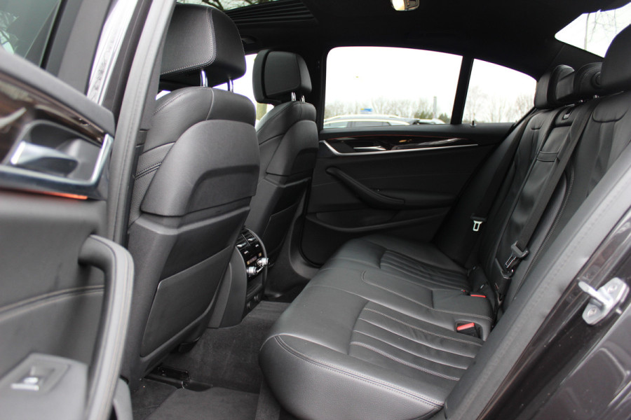 BMW 5 Serie 540i High Exe. M Sport / Trekhaak / Schuifdak / Camera / Leder / Keyless / 20'' / Stoelventilatie+Verwarming / Stuurverwarming / Dodehoek / DAB / ACC