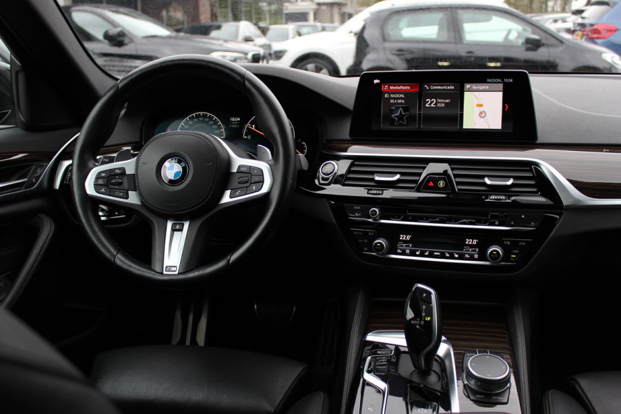BMW 5 Serie 540i High Exe. M Sport / Trekhaak / Schuifdak / Camera / Leder / Keyless / 20'' / Stoelventilatie+Verwarming / Stuurverwarming / Dodehoek / DAB / ACC