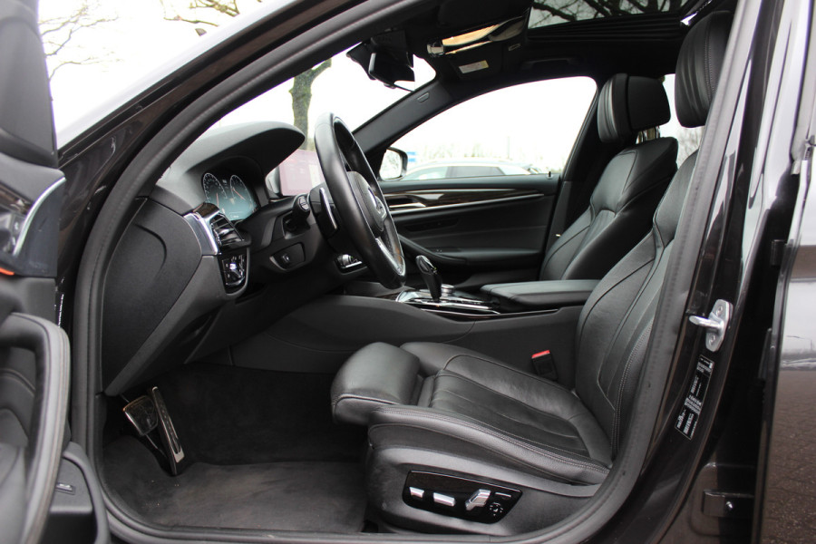 BMW 5 Serie 540i High Exe. M Sport / Trekhaak / Schuifdak / Camera / Leder / Keyless / 20'' / Stoelventilatie+Verwarming / Stuurverwarming / Dodehoek / DAB / ACC