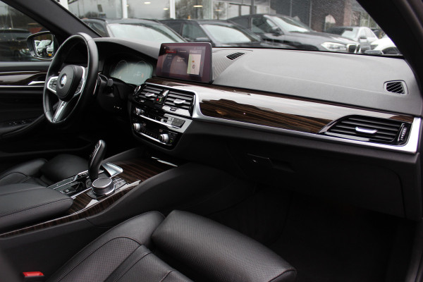 BMW 5 Serie 540i High Exe. M Sport / Trekhaak / Schuifdak / Camera / Leder / Keyless / 20'' / Stoelventilatie+Verwarming / Stuurverwarming / Dodehoek / DAB / ACC