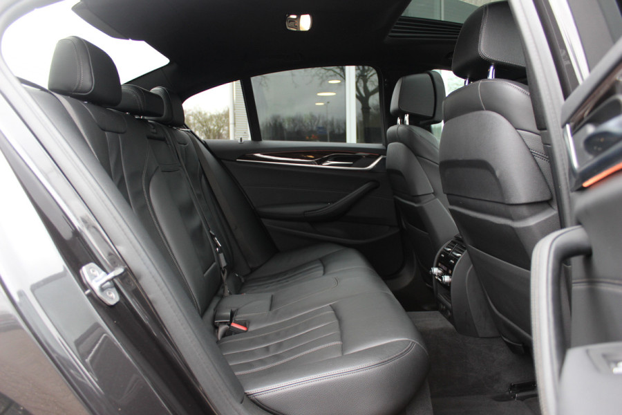 BMW 5 Serie 540i High Exe. M Sport / Trekhaak / Schuifdak / Camera / Leder / Keyless / 20'' / Stoelventilatie+Verwarming / Stuurverwarming / Dodehoek / DAB / ACC