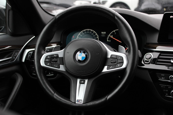 BMW 5 Serie 540i High Exe. M Sport / Trekhaak / Schuifdak / Camera / Leder / Keyless / 20'' / Stoelventilatie+Verwarming / Stuurverwarming / Dodehoek / DAB / ACC