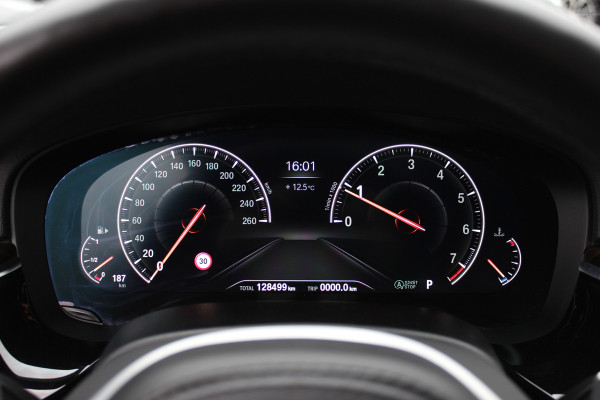 BMW 5 Serie 540i High Exe. M Sport / Trekhaak / Schuifdak / Camera / Leder / Keyless / 20'' / Stoelventilatie+Verwarming / Stuurverwarming / Dodehoek / DAB / ACC