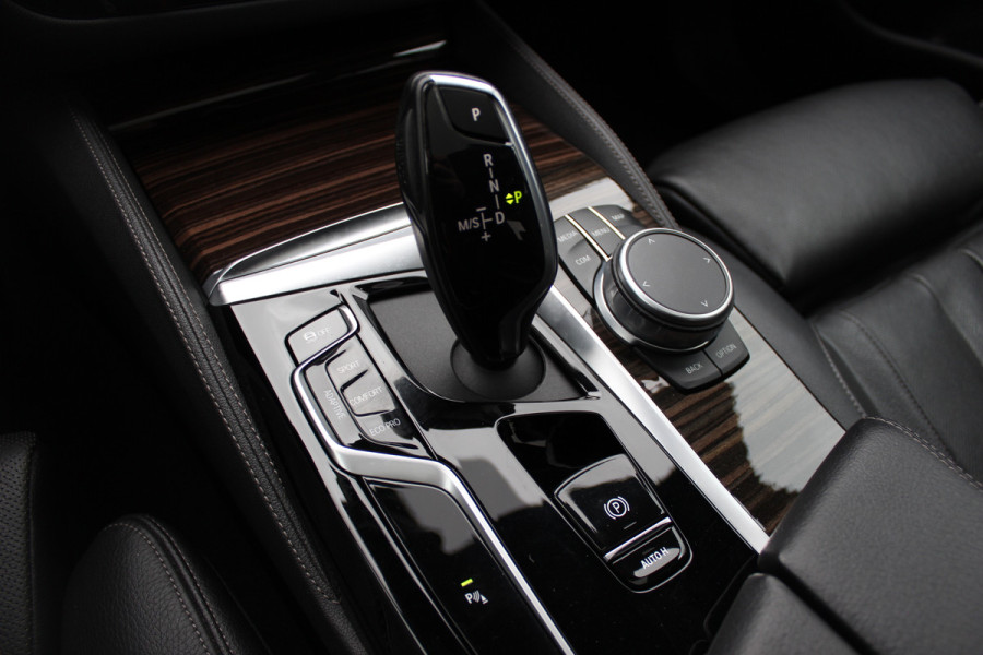 BMW 5 Serie 540i High Exe. M Sport / Trekhaak / Schuifdak / Camera / Leder / Keyless / 20'' / Stoelventilatie+Verwarming / Stuurverwarming / Dodehoek / DAB / ACC