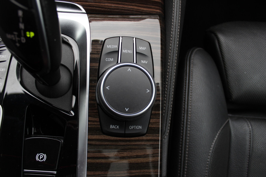 BMW 5 Serie 540i High Exe. M Sport / Trekhaak / Schuifdak / Camera / Leder / Keyless / 20'' / Stoelventilatie+Verwarming / Stuurverwarming / Dodehoek / DAB / ACC