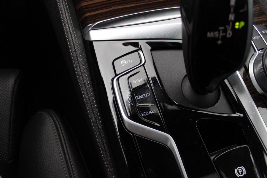 BMW 5 Serie 540i High Exe. M Sport / Trekhaak / Schuifdak / Camera / Leder / Keyless / 20'' / Stoelventilatie+Verwarming / Stuurverwarming / Dodehoek / DAB / ACC