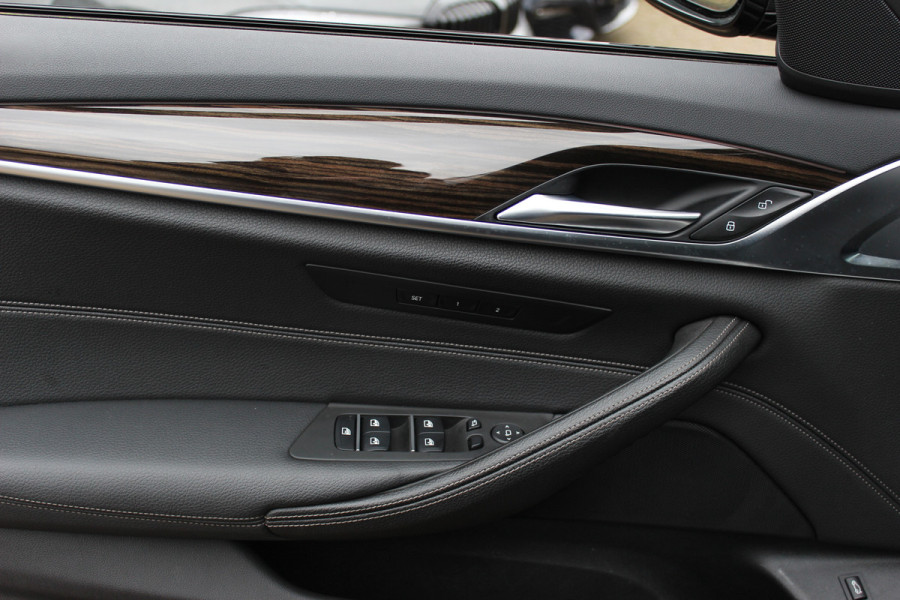 BMW 5 Serie 540i High Exe. M Sport / Trekhaak / Schuifdak / Camera / Leder / Keyless / 20'' / Stoelventilatie+Verwarming / Stuurverwarming / Dodehoek / DAB / ACC