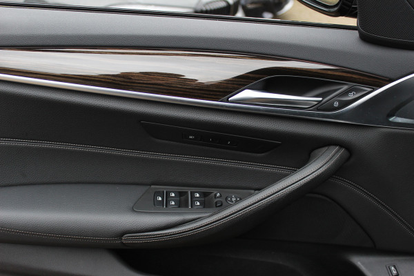 BMW 5 Serie 540i High Exe. M Sport / Trekhaak / Schuifdak / Camera / Leder / Keyless / 20'' / Stoelventilatie+Verwarming / Stuurverwarming / Dodehoek / DAB / ACC