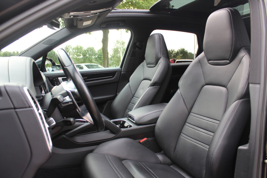 Porsche Cayenne 3.0 E-Hybrid / Panoramadak / Camera / Head-up / Leder / 21'' / Luchtvering / Bose / Sportuitlaat / Sportchrono / Stuur+Stoelverwamring / Dodehoek / DAB / ACC