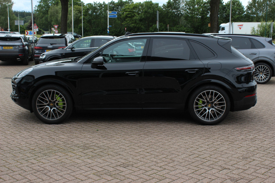 Porsche Cayenne 3.0 E-Hybrid / Panoramadak / Camera / Head-up / Leder / 21'' / Luchtvering / Bose / Sportuitlaat / Sportchrono / Stuur+Stoelverwamring / Dodehoek / DAB / ACC