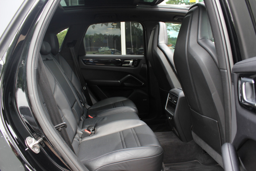 Porsche Cayenne 3.0 E-Hybrid / Panoramadak / Camera / Head-up / Leder / 21'' / Luchtvering / Bose / Sportuitlaat / Sportchrono / Stuur+Stoelverwamring / Dodehoek / DAB / ACC