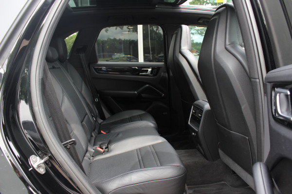 Porsche Cayenne 3.0 E-Hybrid / Panoramadak / Camera / Head-up / Leder / 21'' / Luchtvering / Bose / Sportuitlaat / Sportchrono / Stuur+Stoelverwamring / Dodehoek / DAB / ACC