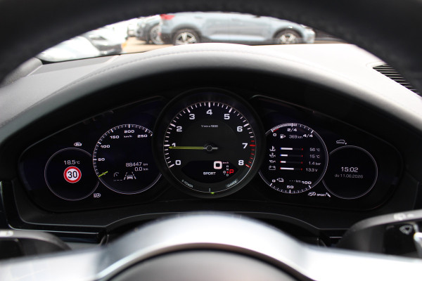 Porsche Cayenne 3.0 E-Hybrid / Panoramadak / Camera / Head-up / Leder / 21'' / Luchtvering / Bose / Sportuitlaat / Sportchrono / Stuur+Stoelverwamring / Dodehoek / DAB / ACC