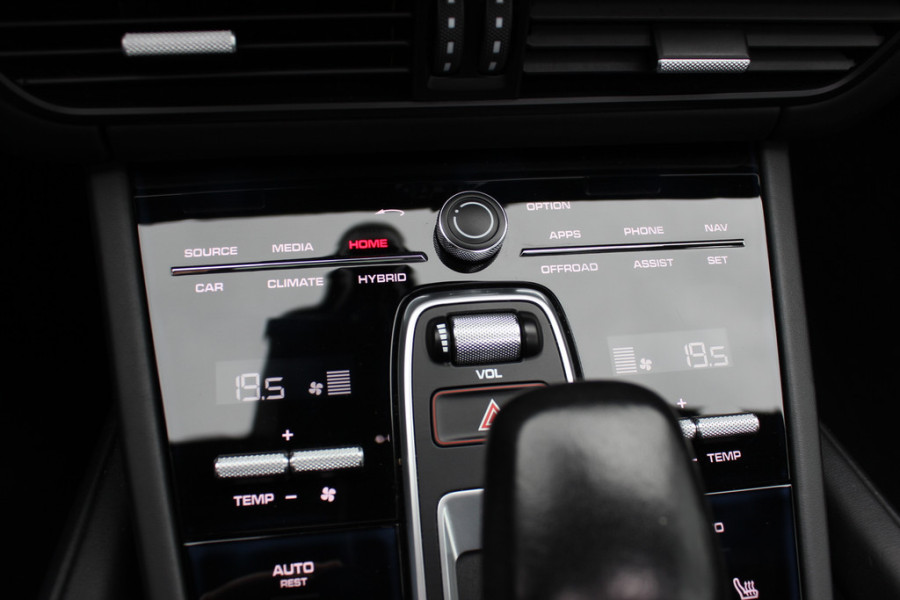 Porsche Cayenne 3.0 E-Hybrid / Panoramadak / Camera / Head-up / Leder / 21'' / Luchtvering / Bose / Sportuitlaat / Sportchrono / Stuur+Stoelverwamring / Dodehoek / DAB / ACC