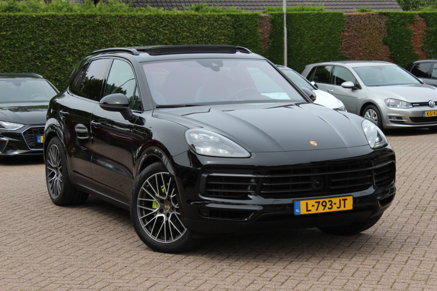 Porsche Cayenne 3.0 E-Hybrid / Panoramadak / Camera / Head-up / Leder / 21'' / Luchtvering / Bose / Sportuitlaat / Sportchrono / Stuur+Stoelverwamring / Dodehoek / DAB / ACC