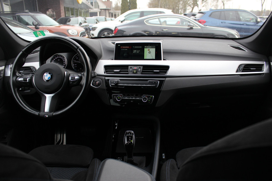 BMW X1 sDrive18i Executive Ed. M Sport / Trekhaak / Camera / Head-up / Alcantara / Navigatie / Sportstoelen / Getint glas / Cruise Control