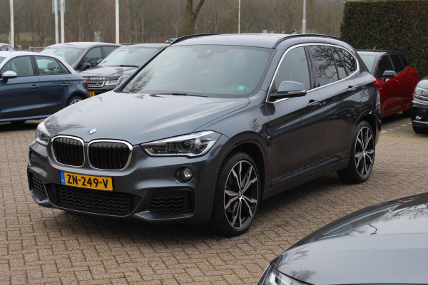 BMW X1 sDrive18i Executive Ed. M Sport / Trekhaak / Camera / Head-up / Alcantara / Navigatie / Sportstoelen / Getint glas / Cruise Control