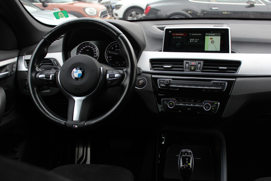 BMW X1 sDrive18i Executive Ed. M Sport / Trekhaak / Camera / Head-up / Alcantara / Navigatie / Sportstoelen / Getint glas / Cruise Control