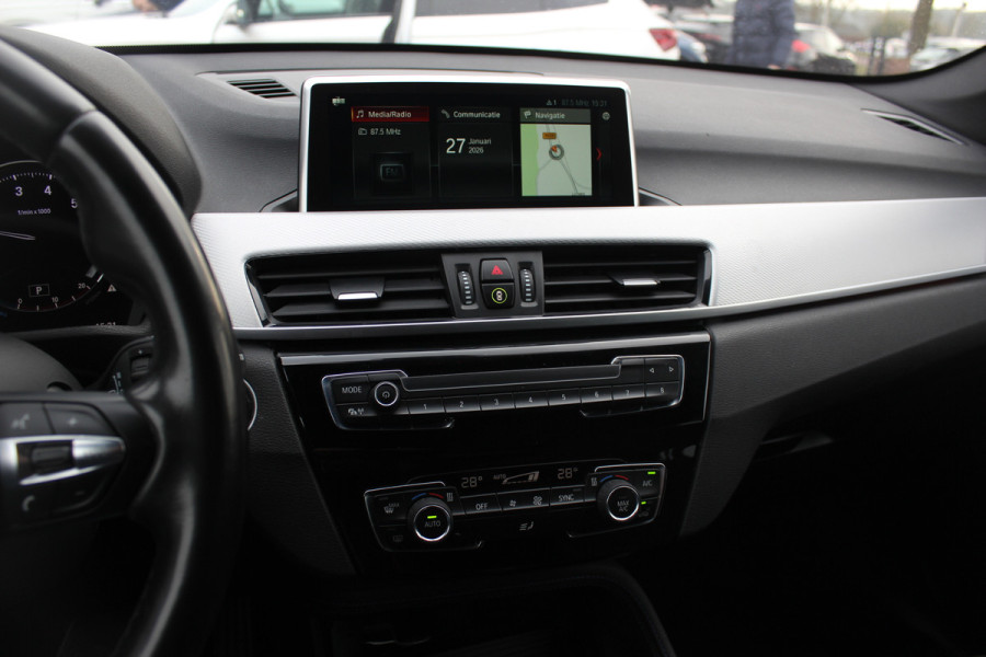 BMW X1 sDrive18i Executive Ed. M Sport / Trekhaak / Camera / Head-up / Alcantara / Navigatie / Sportstoelen / Getint glas / Cruise Control