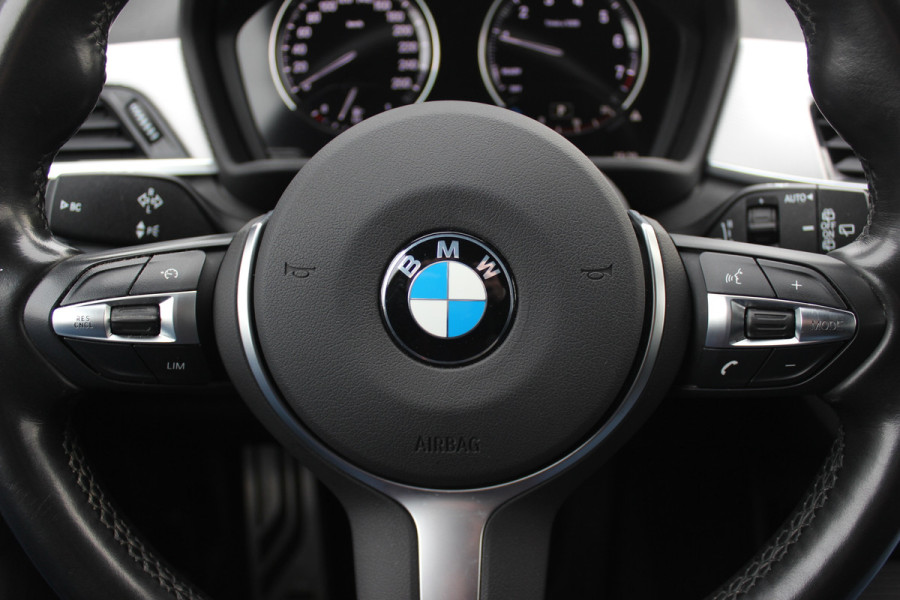 BMW X1 sDrive18i Executive Ed. M Sport / Trekhaak / Camera / Head-up / Alcantara / Navigatie / Sportstoelen / Getint glas / Cruise Control