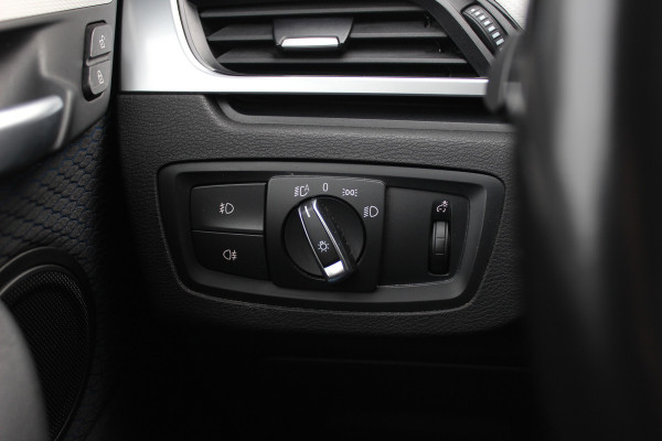 BMW X1 sDrive18i Executive Ed. M Sport / Trekhaak / Camera / Head-up / Alcantara / Navigatie / Sportstoelen / Getint glas / Cruise Control