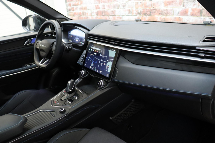 Lynk & Co 01 1.5 Automaat / SoH 95% / Zwarte Hemelbekleding / Panoramadak / LED koplampen / Lichtmetalen velgen 20" / Navigatiesysteem Full Map / Parkeer Assistent / Rijstrooksensor met correctie / Rondomzicht Camera / Digitaal Instrumentenpaneel / Stoelverwarming / Premium Audio / Trekhaak