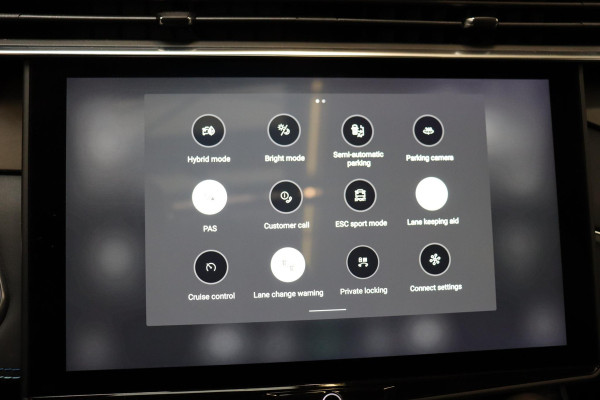 Lynk & Co 01 1.5 Automaat / SoH 95% / Zwarte Hemelbekleding / Panoramadak / LED koplampen / Lichtmetalen velgen 20" / Navigatiesysteem Full Map / Parkeer Assistent / Rijstrooksensor met correctie / Rondomzicht Camera / Digitaal Instrumentenpaneel / Stoelverwarming / Premium Audio / Trekhaak