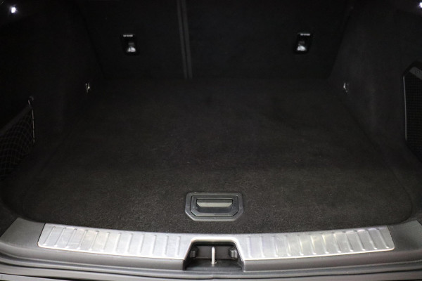 Lynk & Co 01 1.5 Automaat / SoH 95% / Zwarte Hemelbekleding / Panoramadak / LED koplampen / Lichtmetalen velgen 20" / Navigatiesysteem Full Map / Parkeer Assistent / Rijstrooksensor met correctie / Rondomzicht Camera / Digitaal Instrumentenpaneel / Stoelverwarming / Premium Audio / Trekhaak