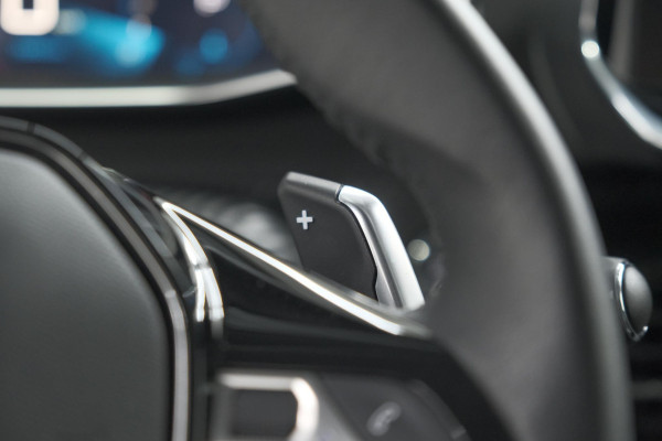 Peugeot 208 PureTech 100 EAT8 Allure | Adaptieve Cruise control |  Camera | Parkeersensoren voor + achter | Navigatie | Apple Carplay