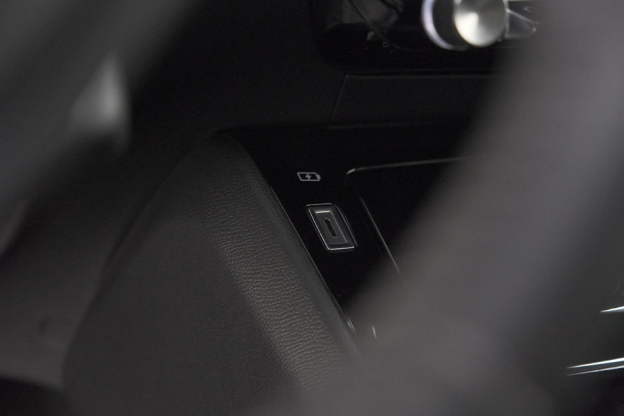 Peugeot 208 PureTech 100 EAT8 Allure | Adaptieve Cruise control |  Camera | Parkeersensoren voor + achter | Navigatie | Apple Carplay
